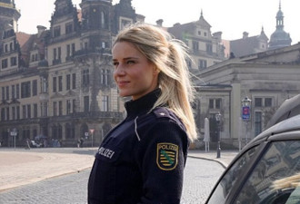 德国最性感的女警官 她还是一位知名的健身女神