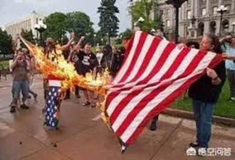 美国人烧国旗不违法 中国人笑唱国歌被拘