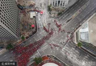 加拿大庆国庆 4000人组成巨型“活的枫叶”