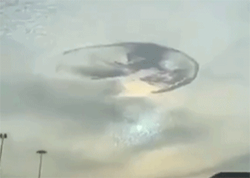 阿联酋空中惊现神秘旋涡云洞 网友：UFO？？？