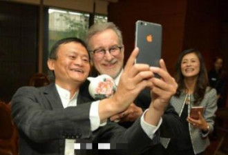 马云和斯皮尔伯格玩自拍 却暴露了限量版手机？