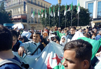 总统中风还要连任 阿尔及尔爆发全国大规模抗议