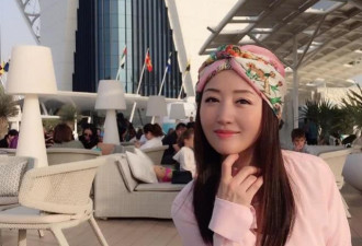 48岁杨钰莹现身迪拜度假，穿粉色衬衫娇嫩无比