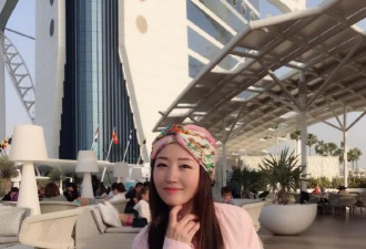 48岁杨钰莹现身迪拜度假，穿粉色衬衫娇嫩无比