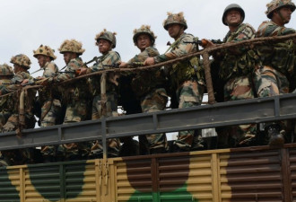 印媒称印军组建人墙阻挡解放军进一步入侵