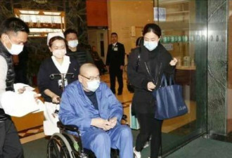刘銮雄换肾后又坐轮椅入院，甘比陪伴其左右！
