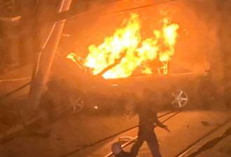 多伦多汽车撞柱起火 司机烧伤被送医院