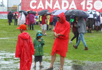 大雨倾盆人太多 渥太华国庆庆典怎一个乱字了得