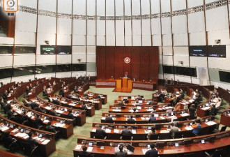 林郑月娥上任首赴立法会 港独议员大闹会场被逐