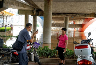 广西洪水超警戒线 大妈在河边照常跳舞