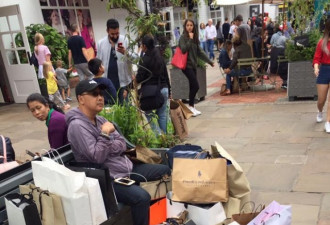 这张陆客在英国的照片火了 网友感慨以一当十