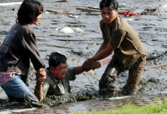 印度尼西亚山洪暴发 至少造成42人死亡