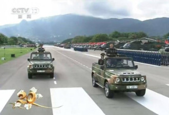 习近平乘检阅车检阅驻香港部队 20个方队受检