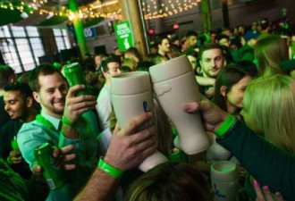 “绿帽节”2万大学生酒精街趴 滑铁卢全城戒备