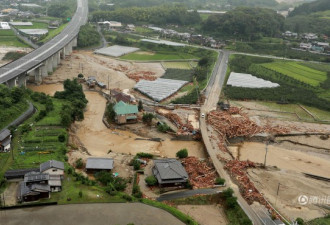 日本遭创纪录暴雨袭击 桥塌路断汽车泡水