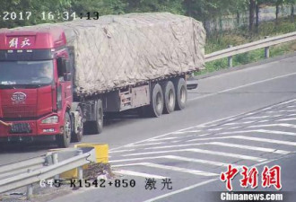 大货车高速又挡牌照又倒车 自摘牌罩现原形