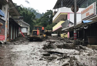 云南泥石流淹没村庄 一位村民救了全村人