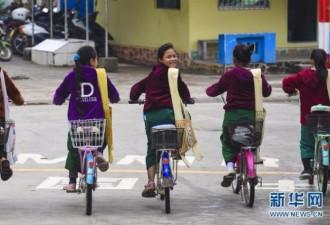 这是一群每天跨越国境线到中国上学的缅甸学生