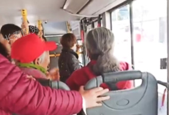 83岁的“容嬷嬷”：乘坐公交车 与大家亲切聊天
