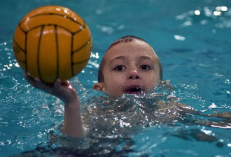 学语言之余：曼省温尼伯市向新移民提供游泳课