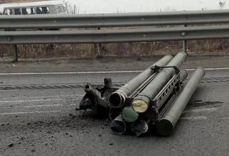 俄罗斯最先进防空导弹公路上翻车了