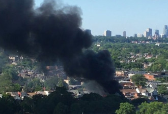多伦多市中心四级大火 六幢联排屋被烧