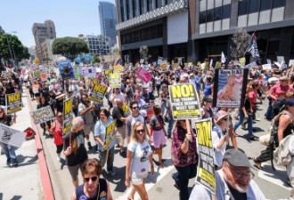 加州反特朗普游行 呼吁国会弹劾总统