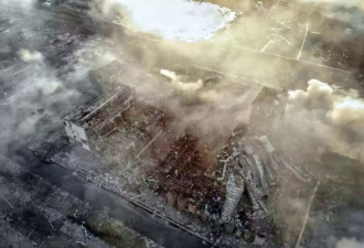 江苏爆炸化工厂区如废墟 现场惊现巨坑