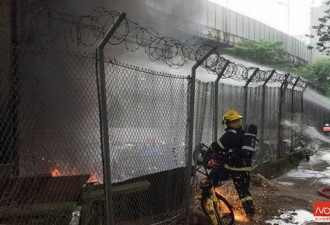 深圳交警扣车场突发大火 堆积电单车烧剩骨架