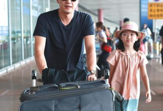 李亚鹏带女儿现身机场 李嫣打扮时尚有气质