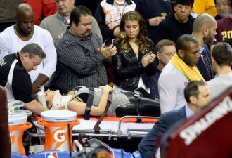 买NBA场边坐席很牛? 小心被壮汉撞得上救护车