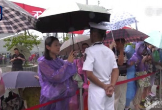 温暖!军营开放突降暴雨 香港市民为战士撑伞