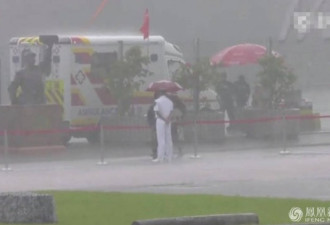 温暖!军营开放突降暴雨 香港市民为战士撑伞