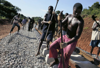 非洲土地上的中国“淘金人”：保镖荷枪实弹伴