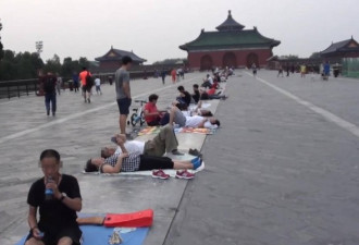 天坛丹陛桥变“理疗床”北京市民扎堆过来躺