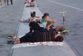 天坛丹陛桥变“理疗床”北京市民扎堆过来躺