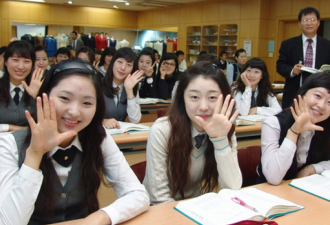 吓傻了！韩国中学生上课集体对女老师自慰