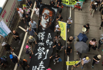 香港七一万人游行 批北京压缩港人民主自由