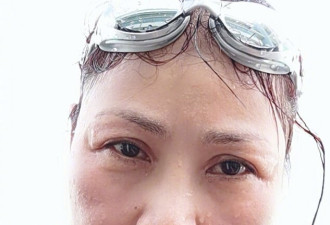 50岁田震罕见微博晒照，在海滩度假，惬意悠闲