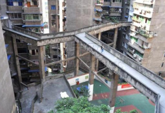 重庆魔性建筑:10楼空中走廊 梯形篮球场