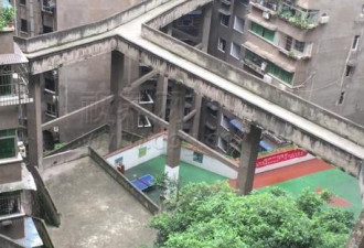 重庆魔性建筑:10楼空中走廊 梯形篮球场