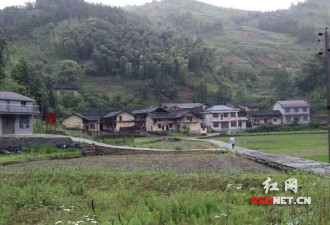 湖南洪灾：1人冒险回家被埋 20人救援9人身亡