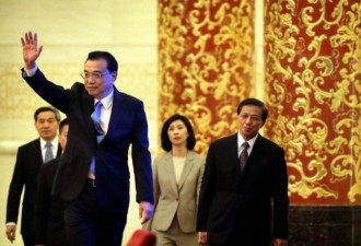 李克强承认中国经济放缓，承诺减税
