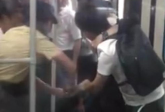 2名男子地铁内互殴拔刀相向 女列车员空手夺刀