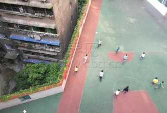 重庆再现魔性建筑:10楼空中走廊 梯形篮球场