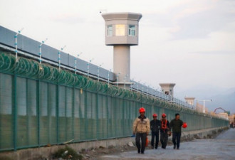 新疆关押少数民族再教育营: 背诵 &quot;习近平万岁&quot;