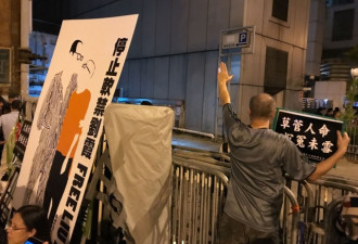 直击：大批民众在中联办外哀悼刘晓波