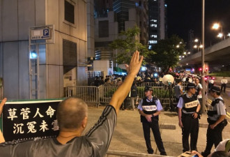 直击：大批民众在中联办外哀悼刘晓波