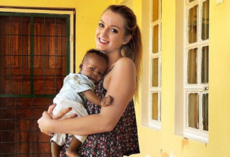 美丽的英国22岁女孩 在非洲得到一个意外的礼物