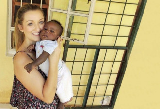 美丽的英国22岁女孩 在非洲得到一个意外的礼物